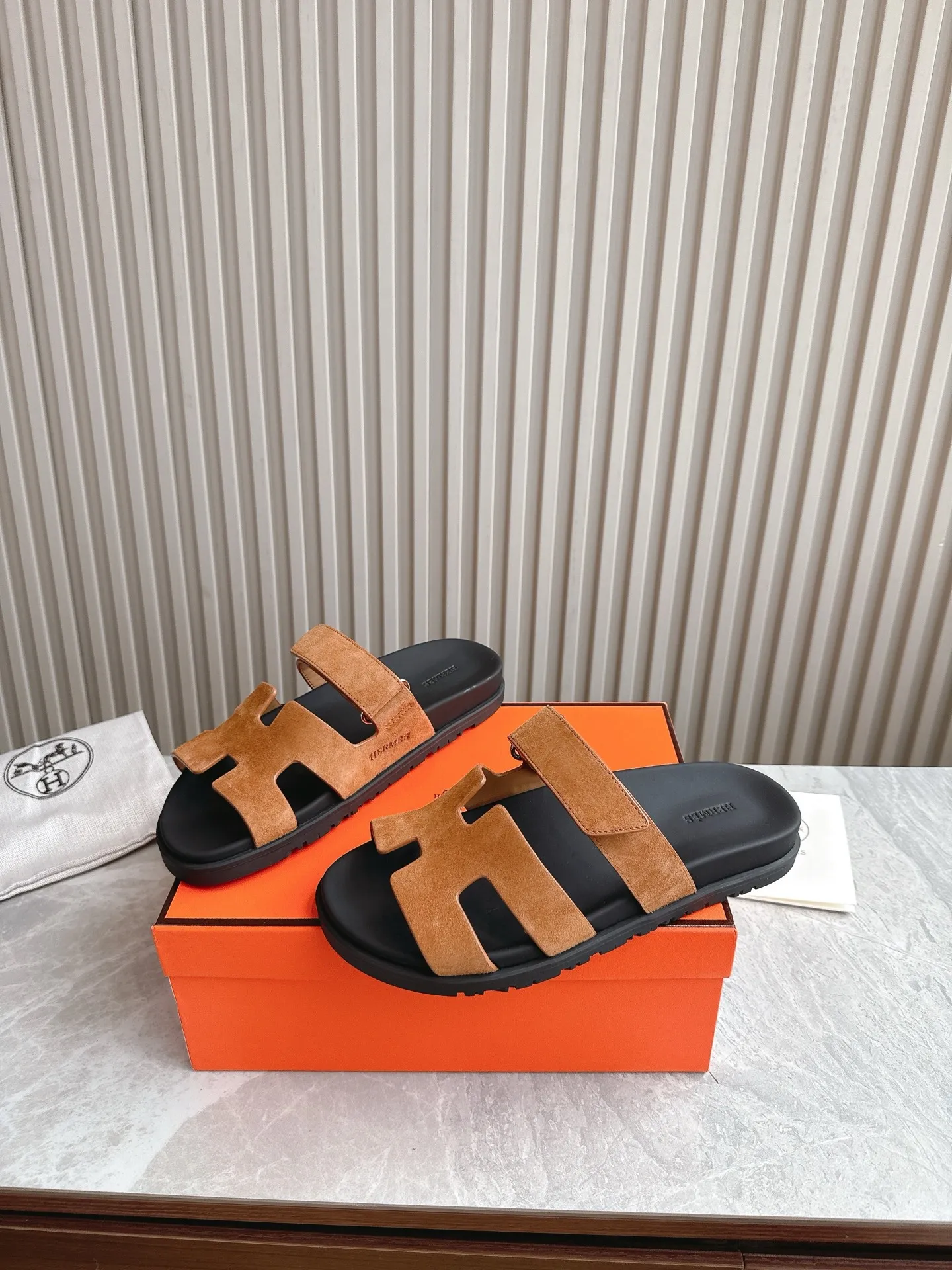 p480🐮🐮Couple model (top version) H family 2024 spring and summer new style HERMES Hermes' recently popular couple model pig nose angle sandals and slippers, paired with various colorful socks, popular. Upper: imported original deerskin (the genuine leather edging is not ordinary super migration). Lining: imported genuine leather. Outsole: Tpu non-slip and wear-resistant outsole. Size: Female 35-42 (40/42 non-returnable and non-exchangeable) Male size: 39-45 (45 non-refundable and non-exchangeable)
